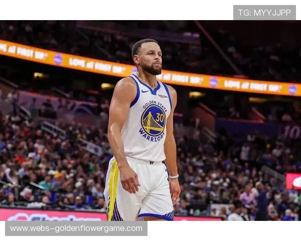 库里中场超远三分命中，替补席毛巾飞舞